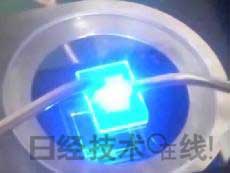 發(fā)光試驗中的LED元件。基板尺寸:1cm見方,元件尺寸:0.3mm見方,注入電流:約200mA,中心波長:450nm