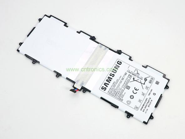 取出電池前要把周圍的帶狀電纜先拔出來，這個比較容易。Galaxy Note 10.1的電池容量為7000mAh,3.7V，預計續(xù)航時間8小時左右，重約136克，占據了整體重量的23%。不過為了減少機身厚度，電池做得很薄。