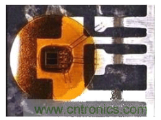 圖2:對于車用級R2Coupler產(chǎn)品如ACPL-M43T光電耦合器,Avago使用雙線強(qiáng)化關(guān)鍵功能連接
