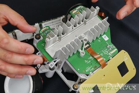 拆解筆記本不過癮，那就來拆拆日本情感機器人吧！