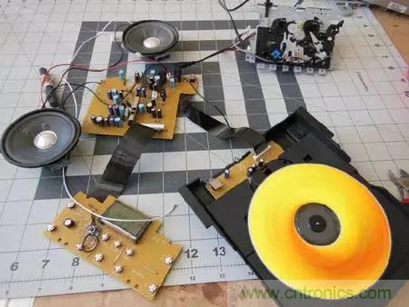 廢舊收音機如何變身成酷炫機器人？
