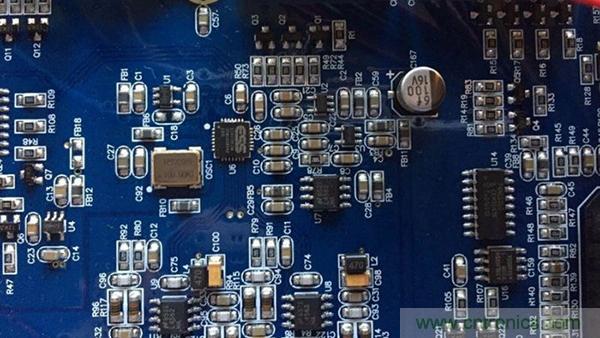 如何“布局”電路上的貼片電容才會(huì)降低寄生電感？